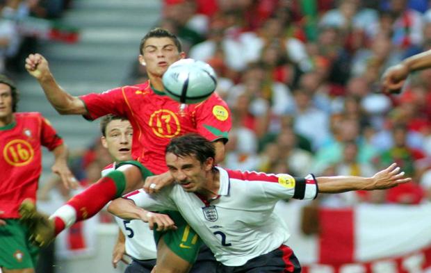 Neville y Ronaldo en un partido de Inglaterra contra Portugal en la...
