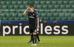 Kroos se lamenta durante el partido del Madrid ante el Legia.