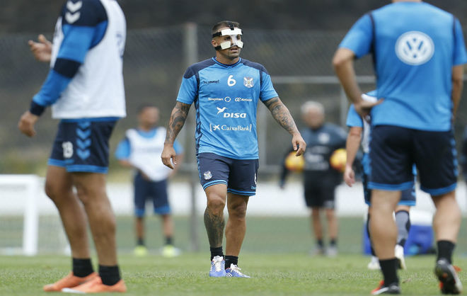 Vitolo en el entrenamiento del Tenerife con una aparatosa mscara.