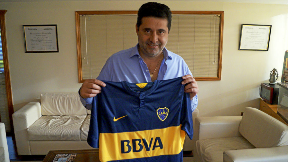 Daniel Angelici, con la camiseta de Boca.
