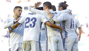 Los jugadores del Real Madrid celebran un gol al Alavs en...