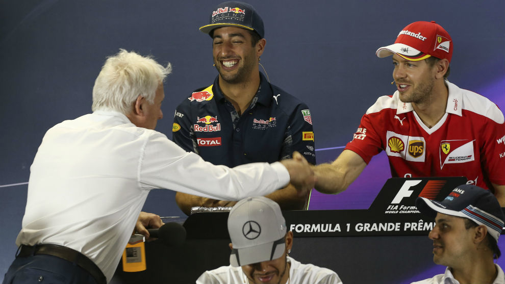 Charlie Whiting saludando a Sebastian Vettel durante la rueda de...