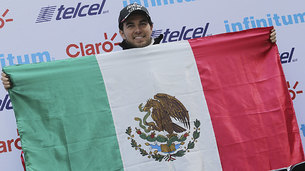 Sergio Prez posa con la bandera de Mxico