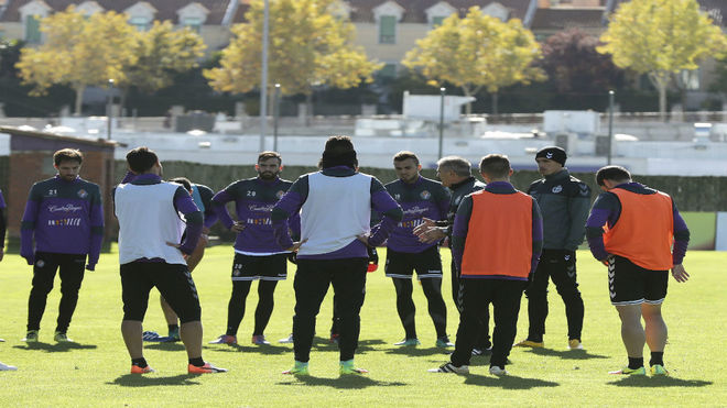 Paco Herrera se dirige a sus jugadores en un entrenamiento del...
