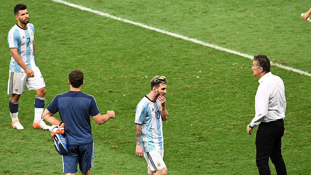 La imagen de la derrota en los rostros de Agüero, Messi y Bauza.