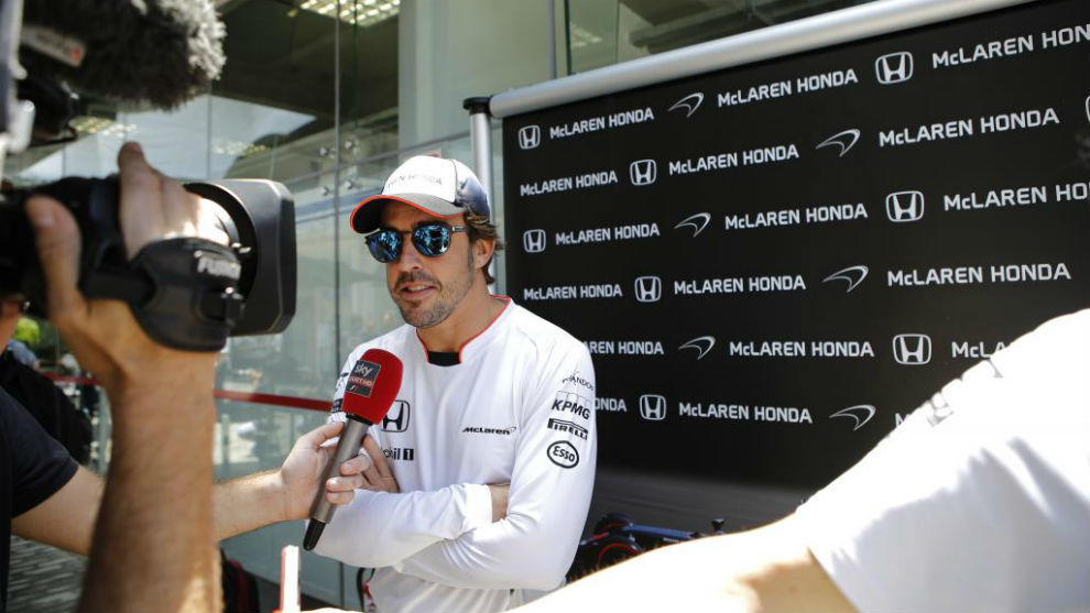 Alonso responde a los periodistas en el GP de Brasil.