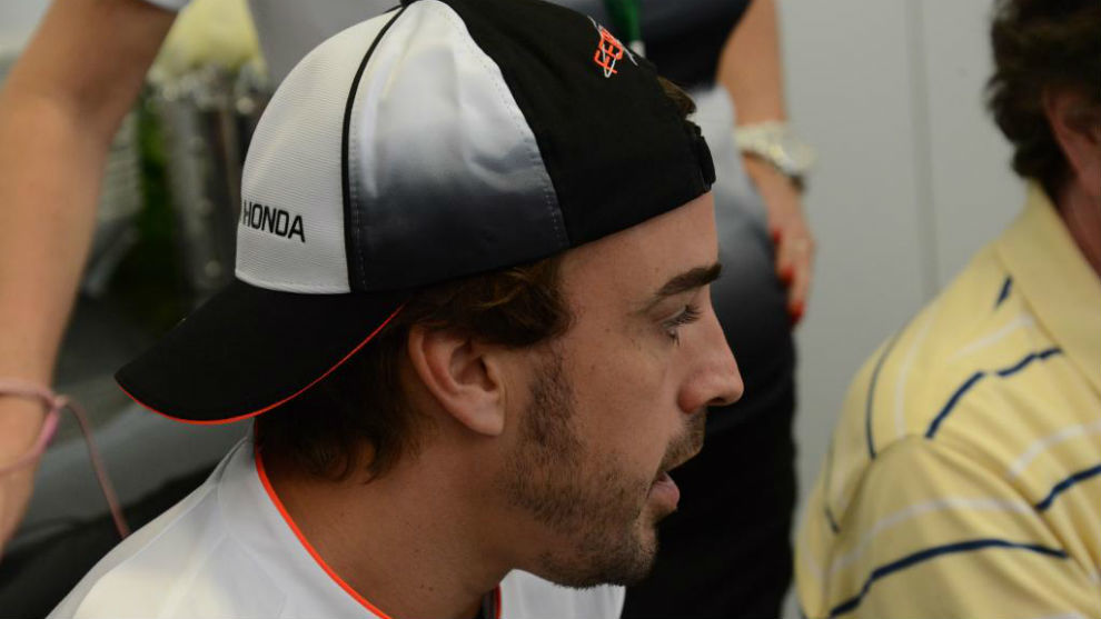 Alonso, de perfil y con la visera hacia atrs en el GP de Brasil.