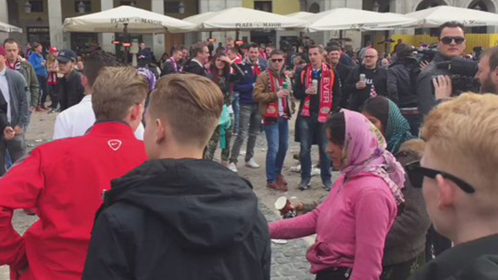 Fans del PSV humillan a mendigos en la Plaza Mayor