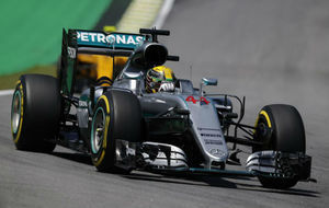 Hamilton pilota su Mercedes en los primeros libres del GP de Brasil.