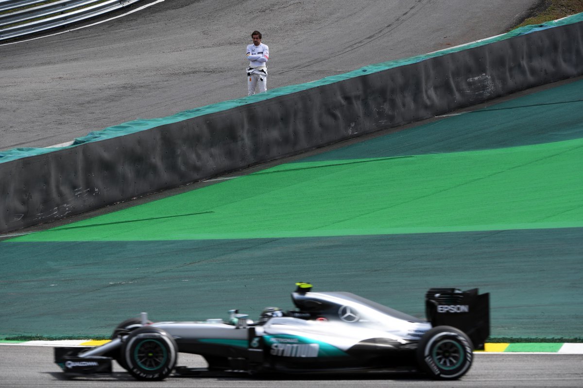 Alonso contempla los entrenamientos de un Mercedes durante los Libres...