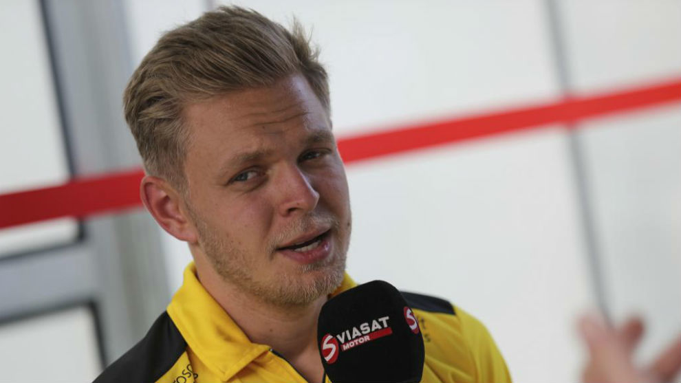 El todava piloto de Renault Kevin Magnussen atiende a los...