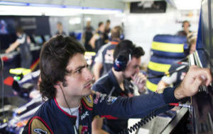 Carlos Sainz, en el box de Toro Rosso, durante los libre de hoy en...