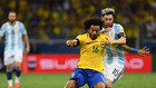 Marcelo (28) se lleva un baln ante la oposicin de Messi (29) en el...