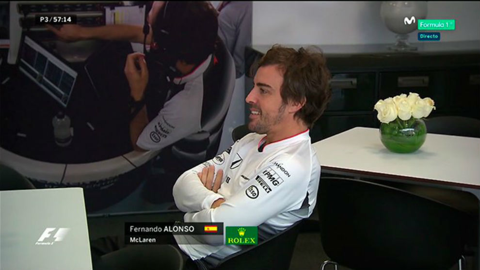 Alonso, esperando en el &apos;hospitality&apos; de McLaren que los mecnicos...
