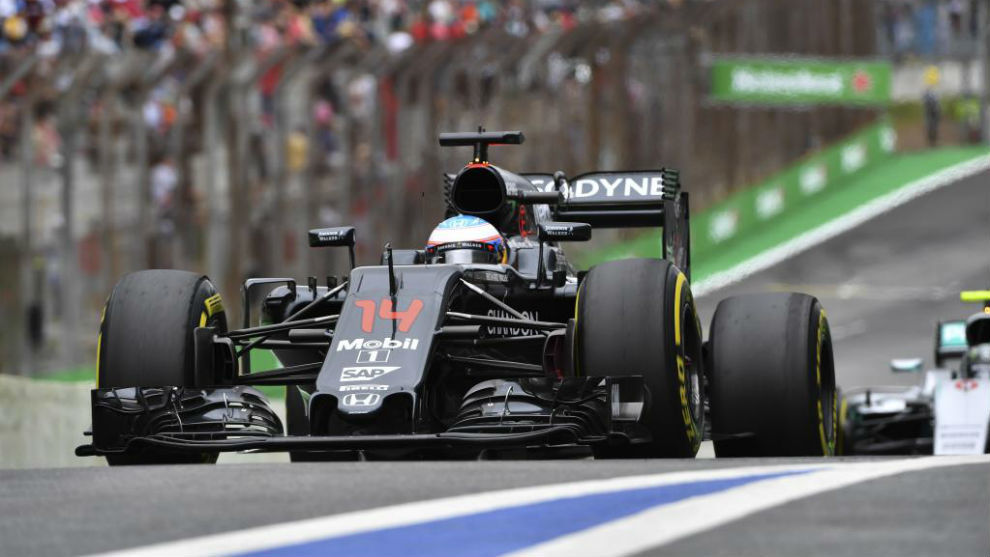 Alonso pilota su McLaren en el Autdromo Jos Carlos Pace de...