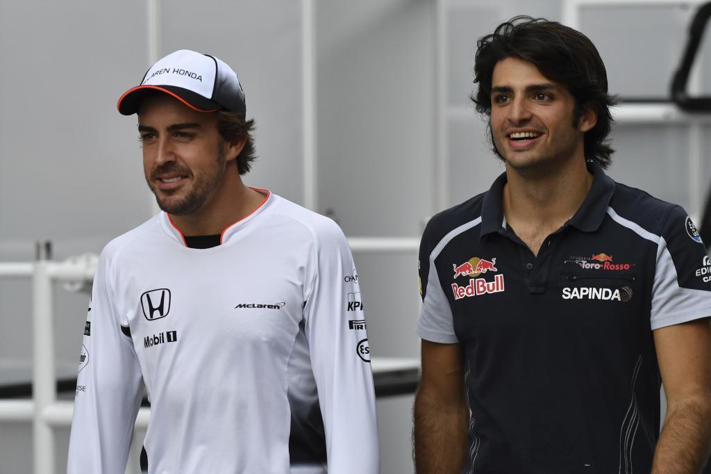 Alonso y Sainz caminan juntos por el &apos;paddock&apos; del Jos Carlos Pace.