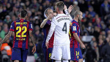 Iniesta y Ramos se saludan tras un Clsico en el Camp Nou.