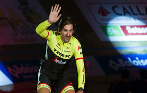Fabian Cancellara saluda a los aficionados, este sbado en el...