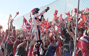 Marc Mrquez celebra con sus fans el ttulo de MotoGP