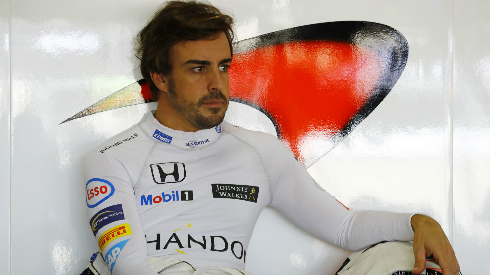 Fernando Alonso en su box antes de la carrera