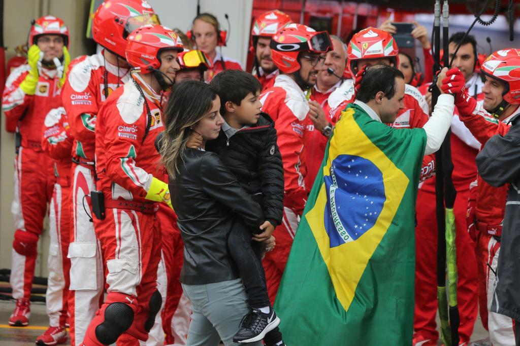 Massa se despide de los pilotos de Ferrari seguido por su mujer y su...