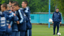 Bauza sonre durante un entrenamiento de Argentina.