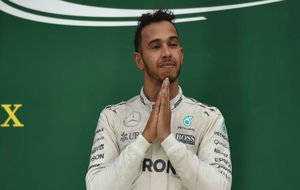 Hamilton, en el podio de Interlagos tras ganar el GP de Brasil.