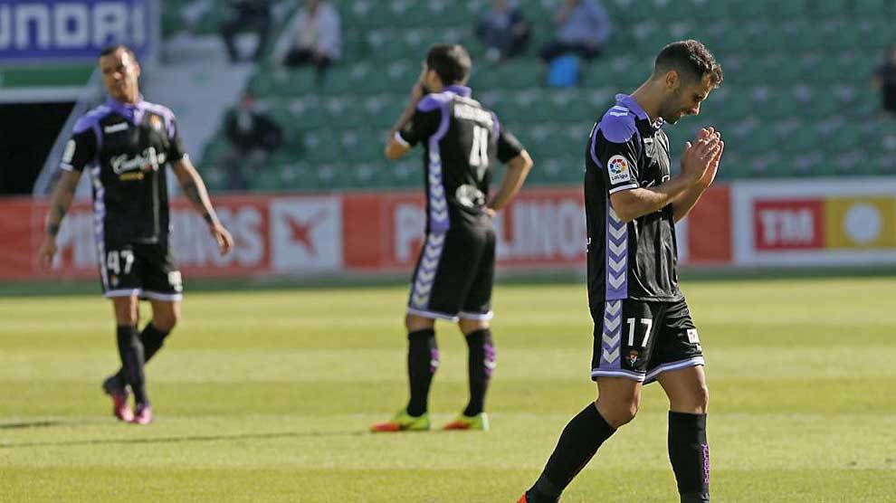 Los jugadores del Valladolid se lamentan tras el gol del primer minuto