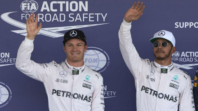 Hamilton y Rosberg saludan despus de copar la primera fila de la...