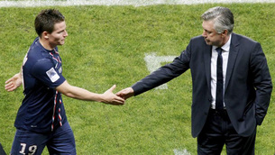 Gameiro y Ancelotti se dan la mano en un partido del PSG.