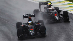 Alonso deja atrs a Button tras adelantarlo en la vuelta 57.