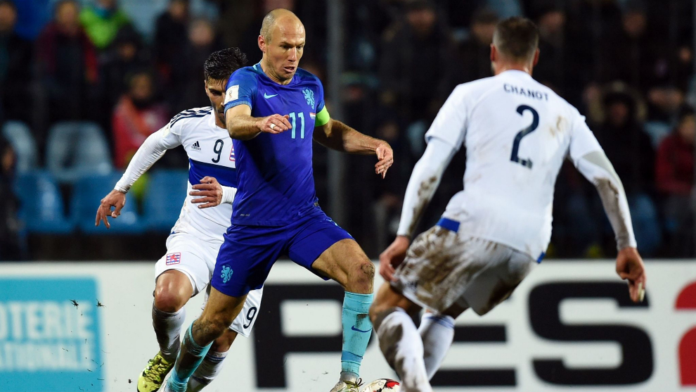 Robben se interna entre dos jugadores luxemburgeses