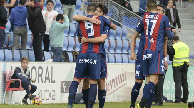 Los jugadores del Huesca celebran un gol ante el Oviedo.