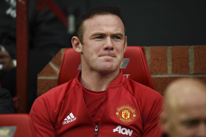 Wayne Rooney, en el banquillo del Manchester United.