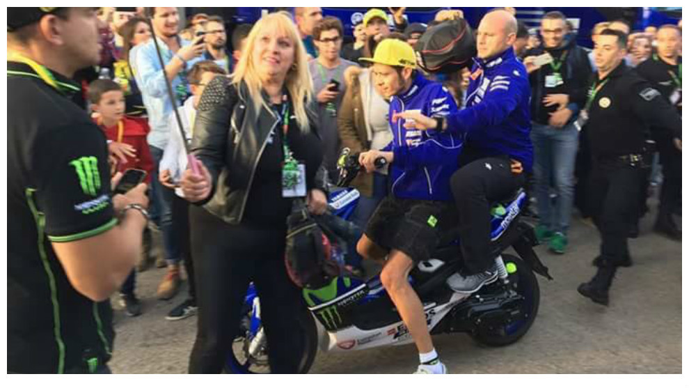 Rossi, en el momento del incidente con la aficionada.