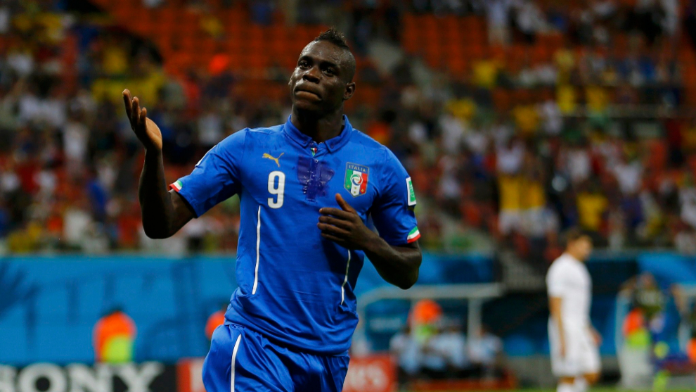 Balotelli celebra un gol con la seleccin italiana