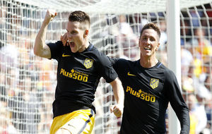 Gameiro y FernandoTorres celebrando un gol en Valencia