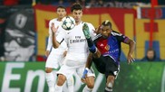 Thiago Motta presiona a un jugador del Basilea en un partido de...