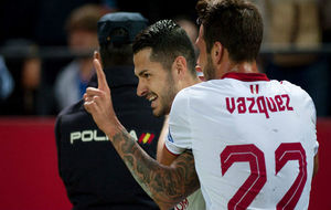 Vzquez felicita a Vitolo tras un gol del canario con el Sevilla.