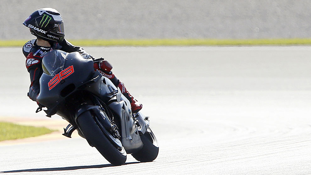 Jorge Lorenzo, mira para atrs sobre la Ducati, durante la segunda...