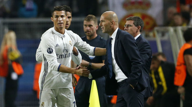 Ronaldo y Zidane, tras marcar un gol el portugus en Dortmund