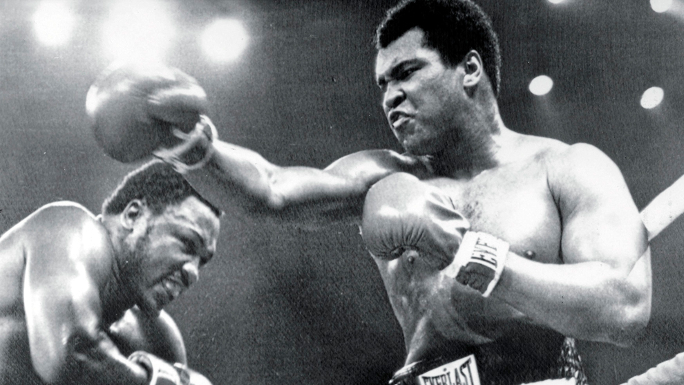 Muhammad Ali ante Joe Frazier durante el mtico Thrilla in Manila de...