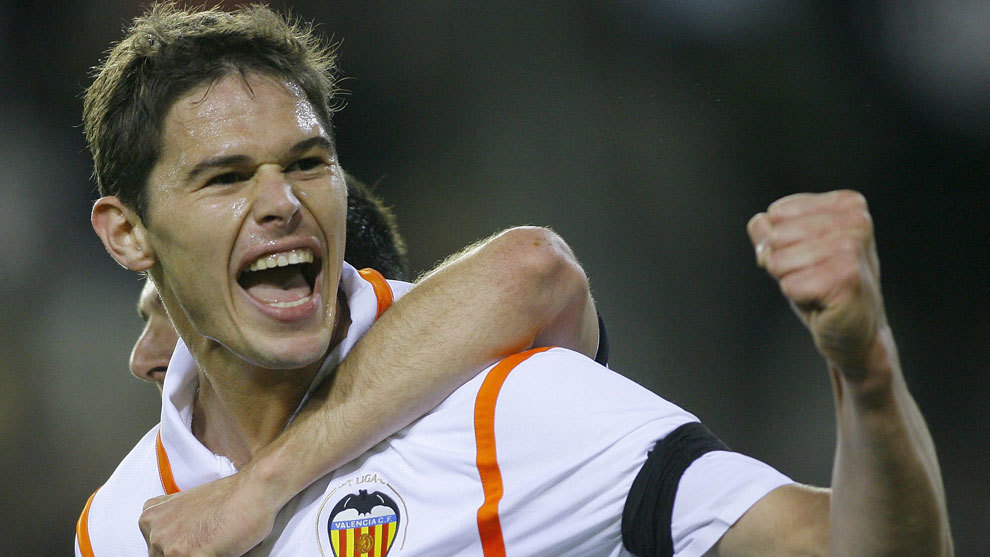 Zigic celebra un gol en su etapa con el Valencia