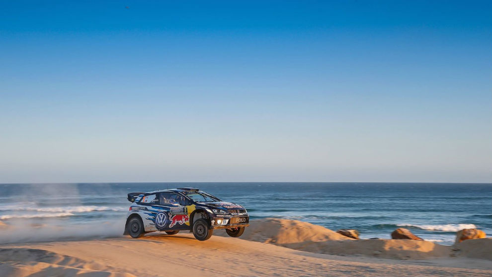Ogier y su Polo R WRC bordeando una playa del Mar de Tasmania.