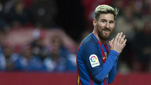 Messi se lamenta durante un partido.