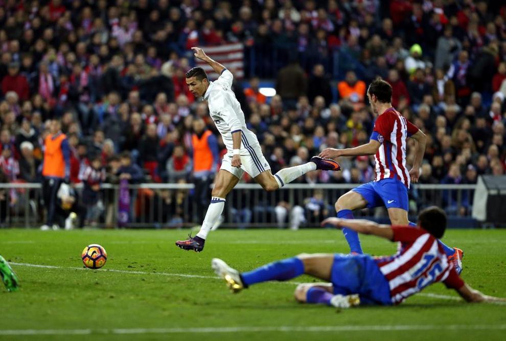 Ronaldo hizo un hat-trick para conquistar el Manzanares