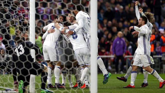 Los jugadores del Real Madrid celebrando un gol de Cristiano