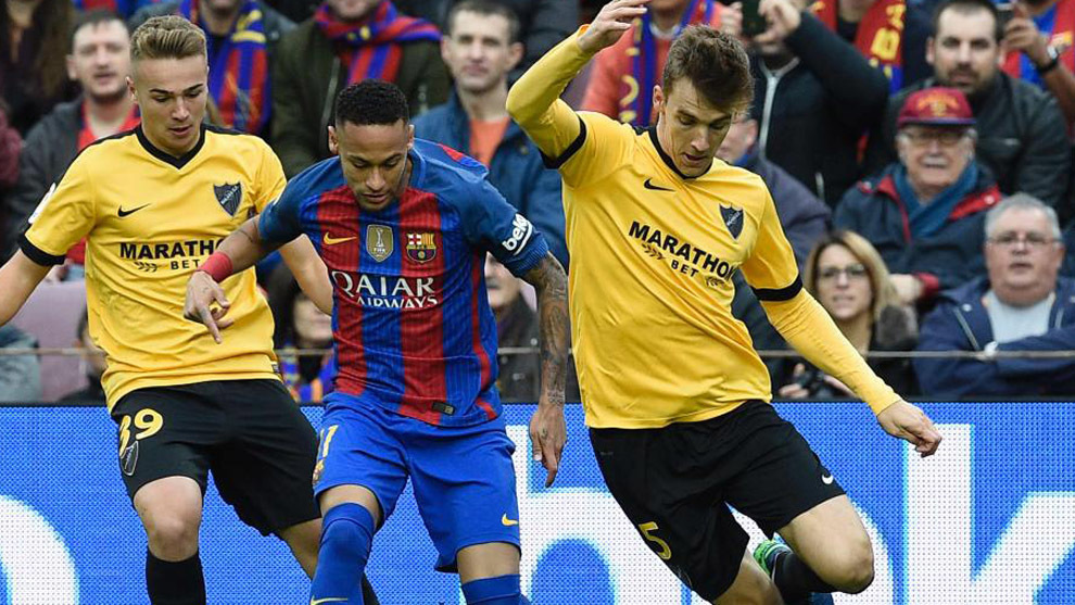 Neymar y Diego Llorente durante una accin del partido en el Camp Nou
