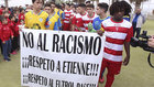 Etienne porta una pancarta junto a otro jugador contra el racismo.