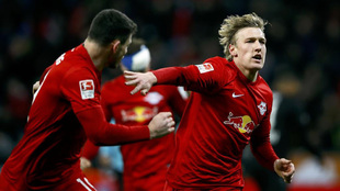 Emil Forsberg corre a celebrar un gol ante el Bayer Leverkusen.